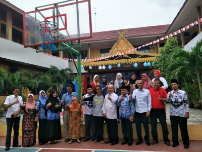 Foto bersama Pengurus dan Alumni