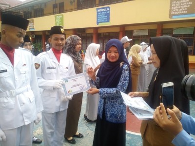 Penyerahan Piagam 